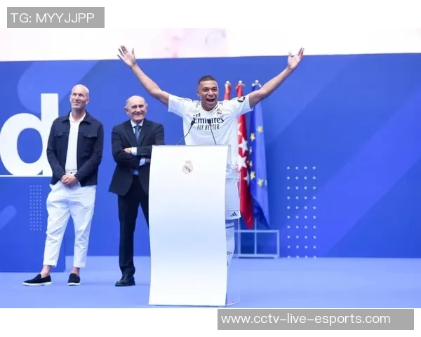 姆巴佩加盟皇马前告知巴黎球迷团体主席其决定引发热议 姆巴佩加盟皇马前告知巴黎球迷团体主席其决定引发热议