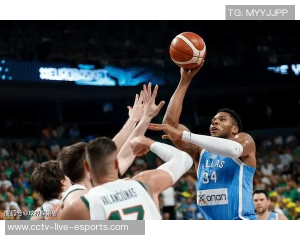 米德尔顿重返赛场半场表现抢眼贡献10分并助攻字母哥制造犯规