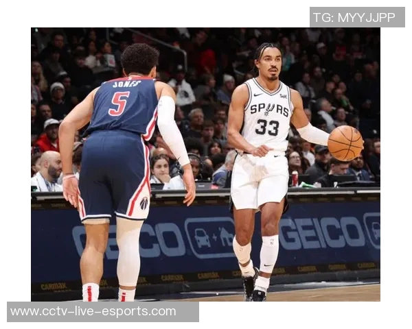 文班在挡拆后华丽转身空接背扣展现惊人弹跳与技巧 文班在挡拆后华丽转身空接背扣展现惊人弹跳与技巧